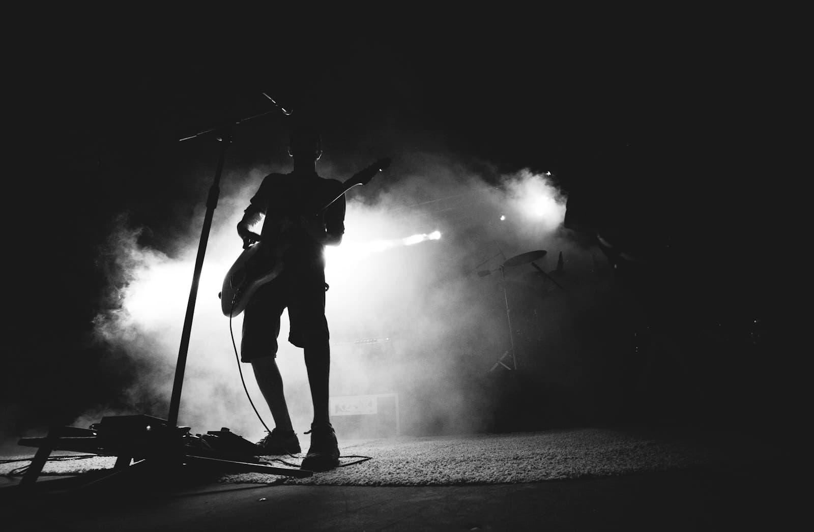 Gitaris di tengah sorotan lampu panggung