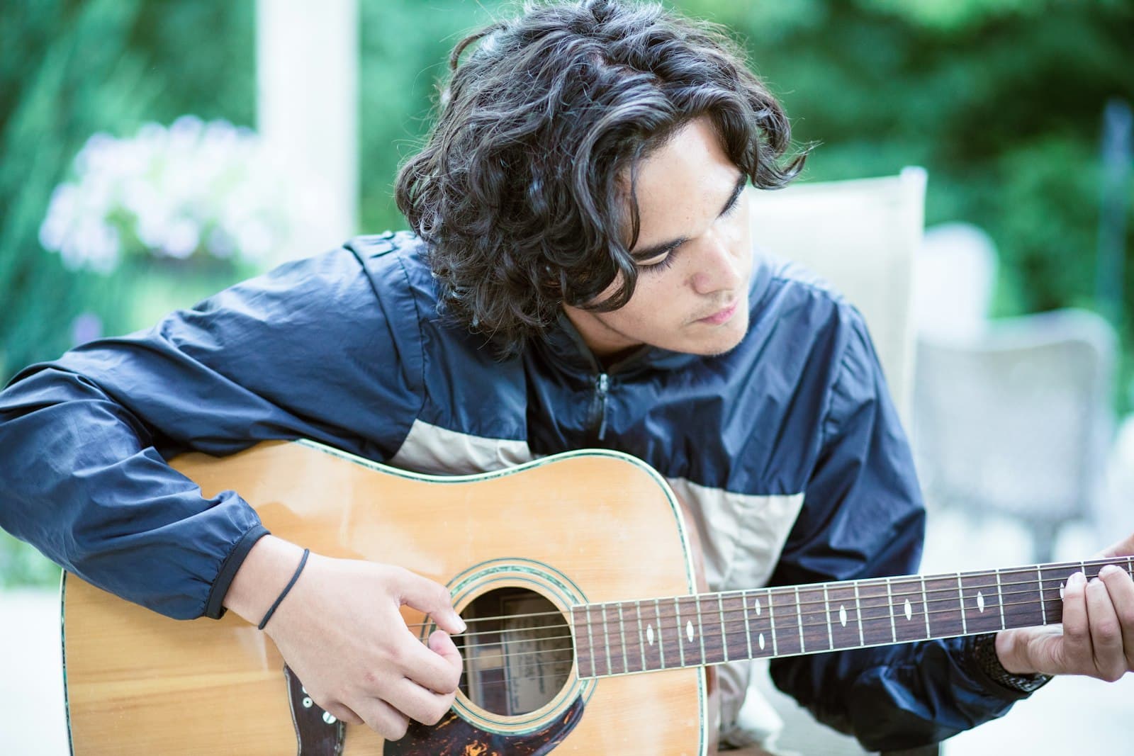 Musisi bermain gitar di luar ruangan